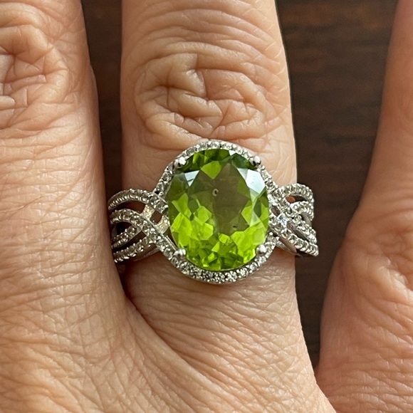 5.1 carat natural peridot and white zircon solid sterling silver ring - Picture 2 of 5